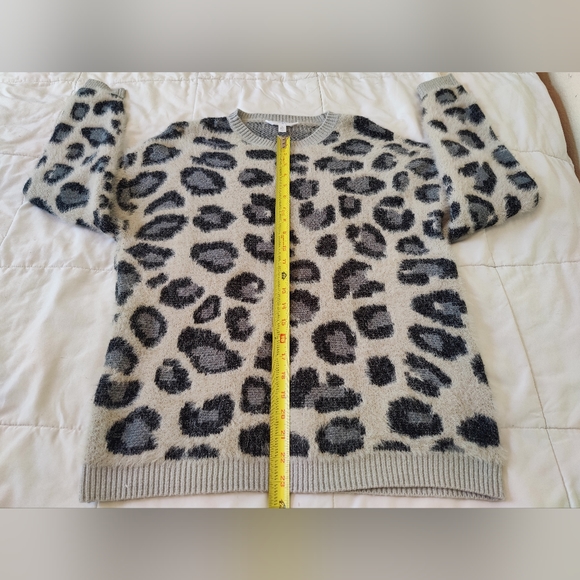 Time And Tru NWOT gray Animal print crew neck sweater 🐆🩶🖤 (S/CH) (Size: 4-6) - Picture 10 of 16